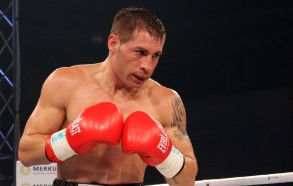 Pugilistul Viorel Simion va boxa mâine cu ucraineanul Denis Berincik, care îşi pune în joc centura de campion WBO Internaţional la categoria uşoară, în gala K2 Promotions, care se va disputa la Brovary (Ucraina). Simion, 39 de ani, revine în ring după o absenţă de 18 luni.